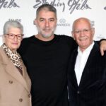 Βασίλης Μπισμπίκης: Αγκαλιά με τους γονείς του στην πρεμιέρα του