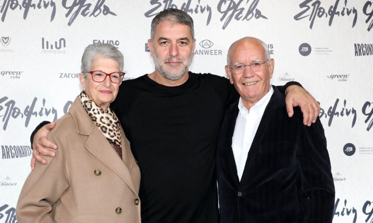 Βασίλης Μπισμπίκης: Αγκαλιά με τους γονείς του στην πρεμιέρα του