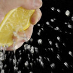 Πώς να ξεζουμίσετε λεμόνια χωρίς κόπο