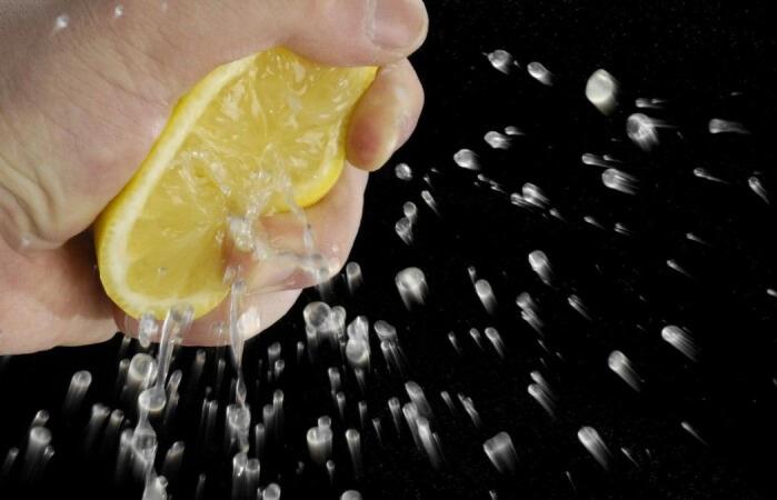 Πώς να ξεζουμίσετε λεμόνια χωρίς κόπο