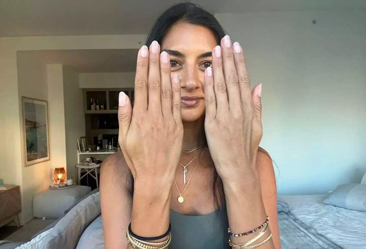 Δουλεύει ως μοντέλο χεριών και βγάζει 2.271 ευρώ την ημέρα!