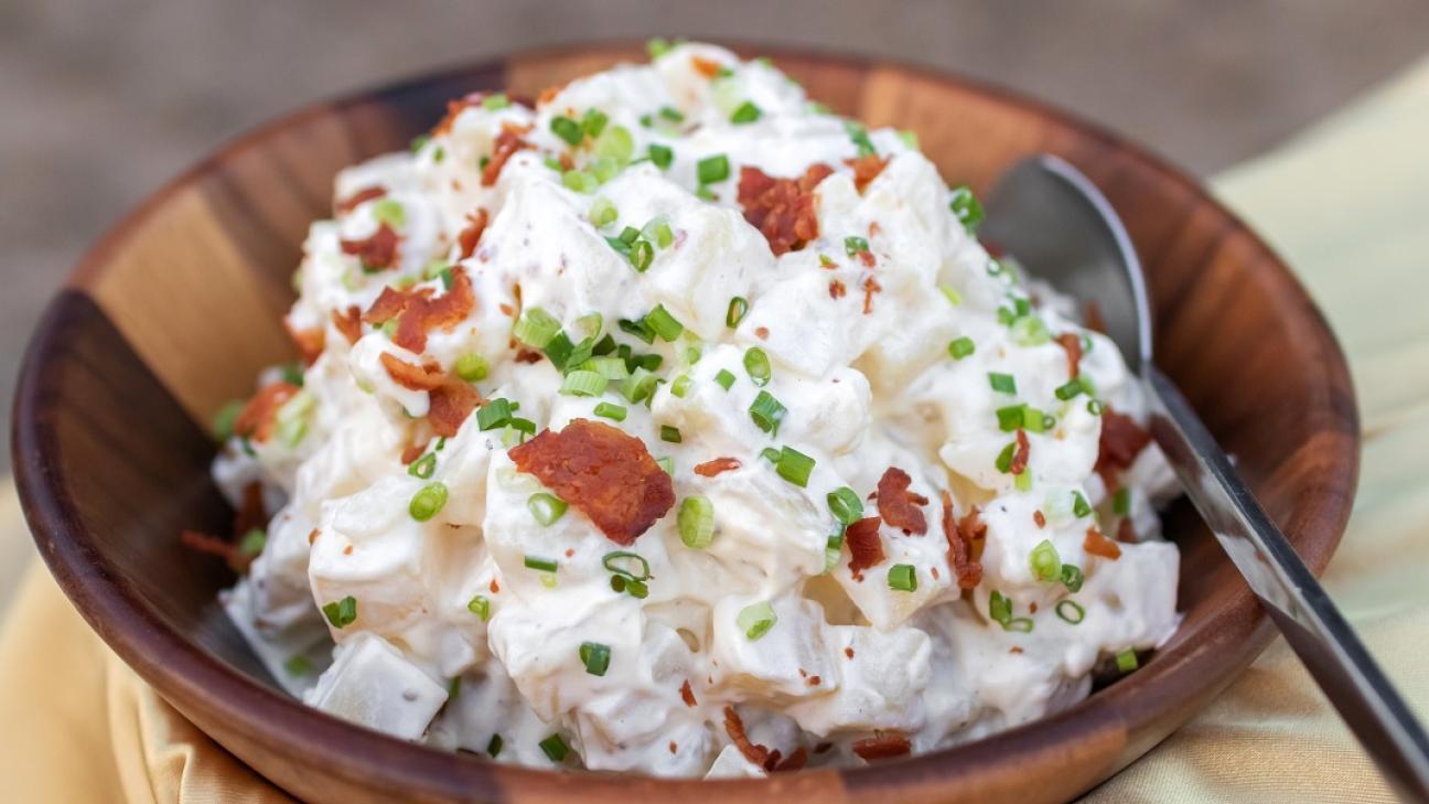 Πώς να φτιάξετε την πατατοσαλάτα που έχει γίνει viral