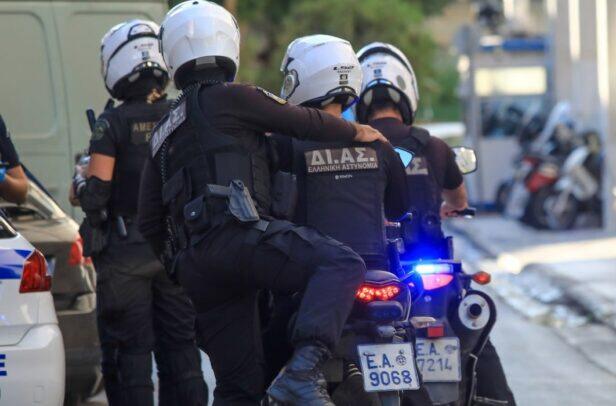 Συνελήφθη γνωστός τράπερ πριν εμφανιστεί σε μαθητικό πάρτι