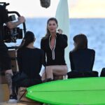 Η Ζιζέλ είναι εδώ και ποζάρει με μαγιό