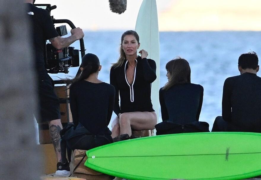 Η Ζιζέλ είναι εδώ και ποζάρει με μαγιό