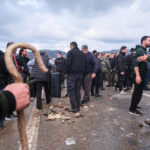 Η μάχη της Κρήτης: Αγρότες με κατσούνες κατά των ΜΑΤ – Πίστα… ποδοσφαίρου το αεροδρόμιο Ηρακλείου