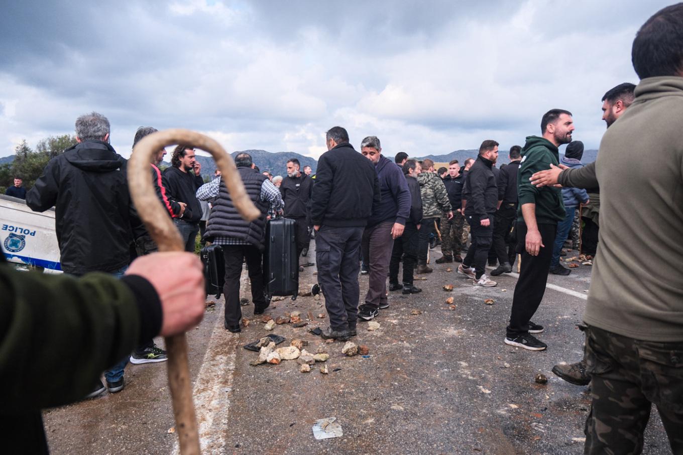Η μάχη της Κρήτης: Αγρότες με κατσούνες κατά των ΜΑΤ – Πίστα… ποδοσφαίρου το αεροδρόμιο Ηρακλείου