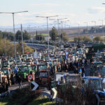 «Φουντώνουν» τα μπλόκα, κορυφώνουν τις κινητοποιήσεις τους οι αγρότες