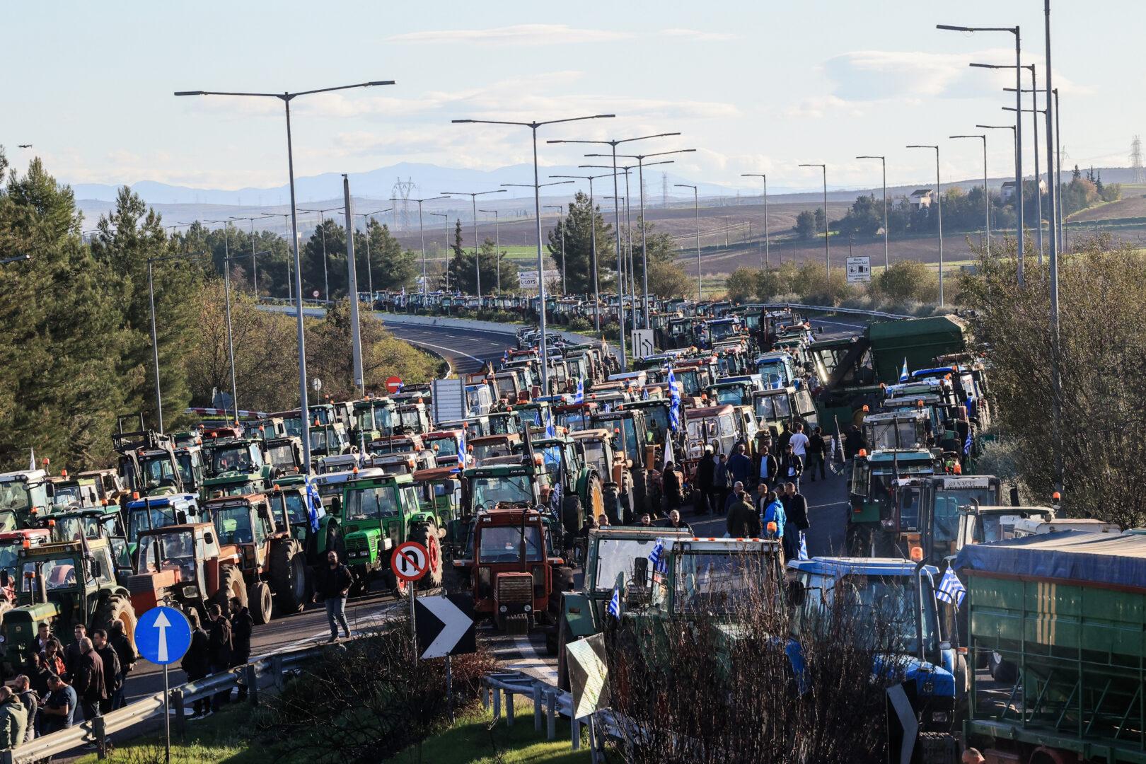 «Φουντώνουν» τα μπλόκα, κορυφώνουν τις κινητοποιήσεις τους οι αγρότες