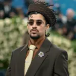 Bad Bunny: Γλίστρησε και έπεσε στη σκηνή  