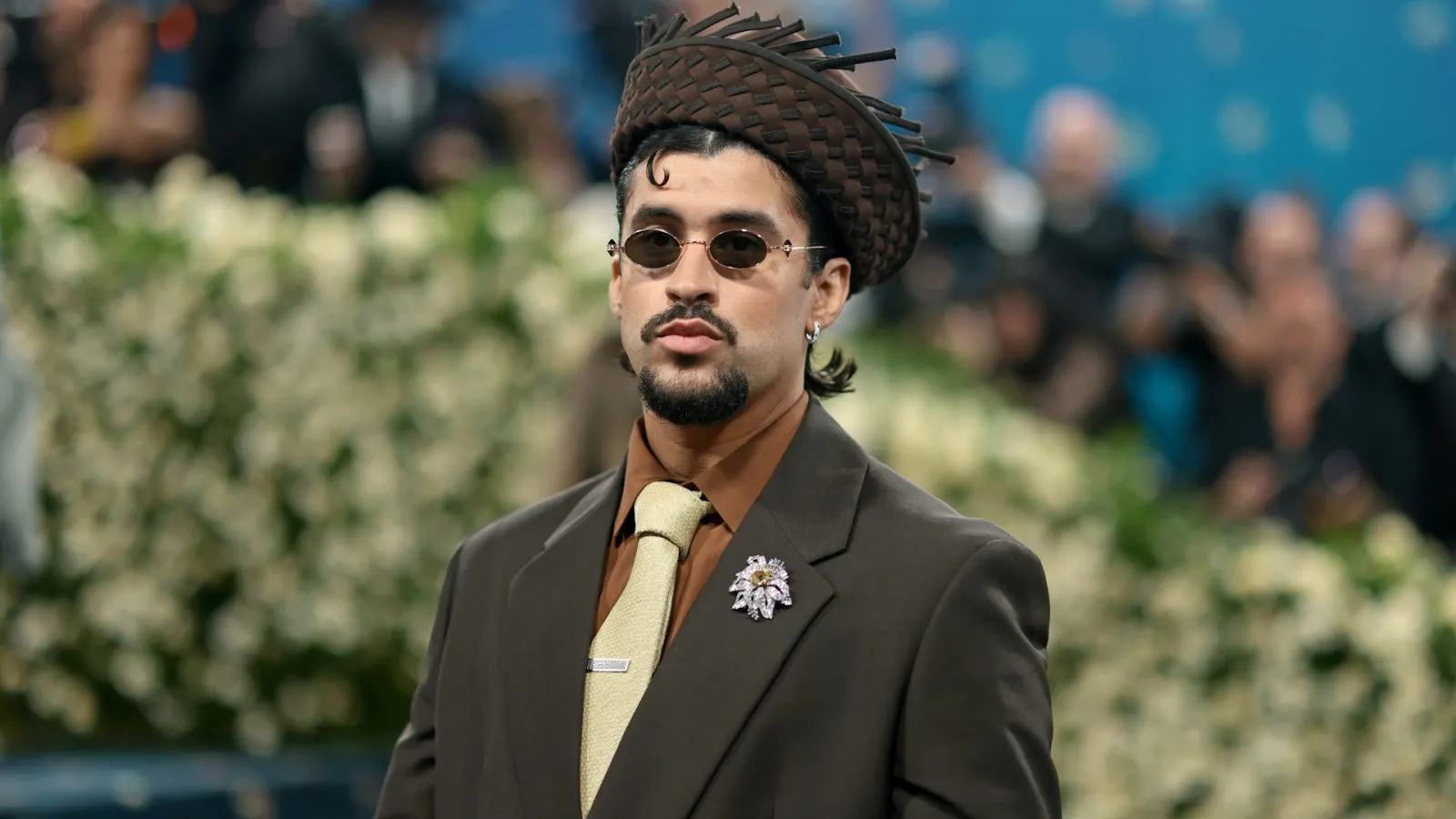 Bad Bunny: Γλίστρησε και έπεσε στη σκηνή  