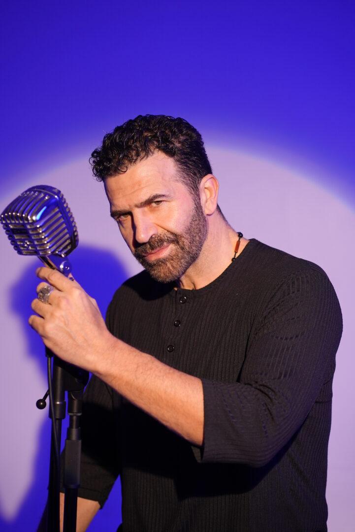 Ηλίας Παλιουδάκης live στην «Οδό Λυσίου» Με μια αγκαλιά λαϊκά