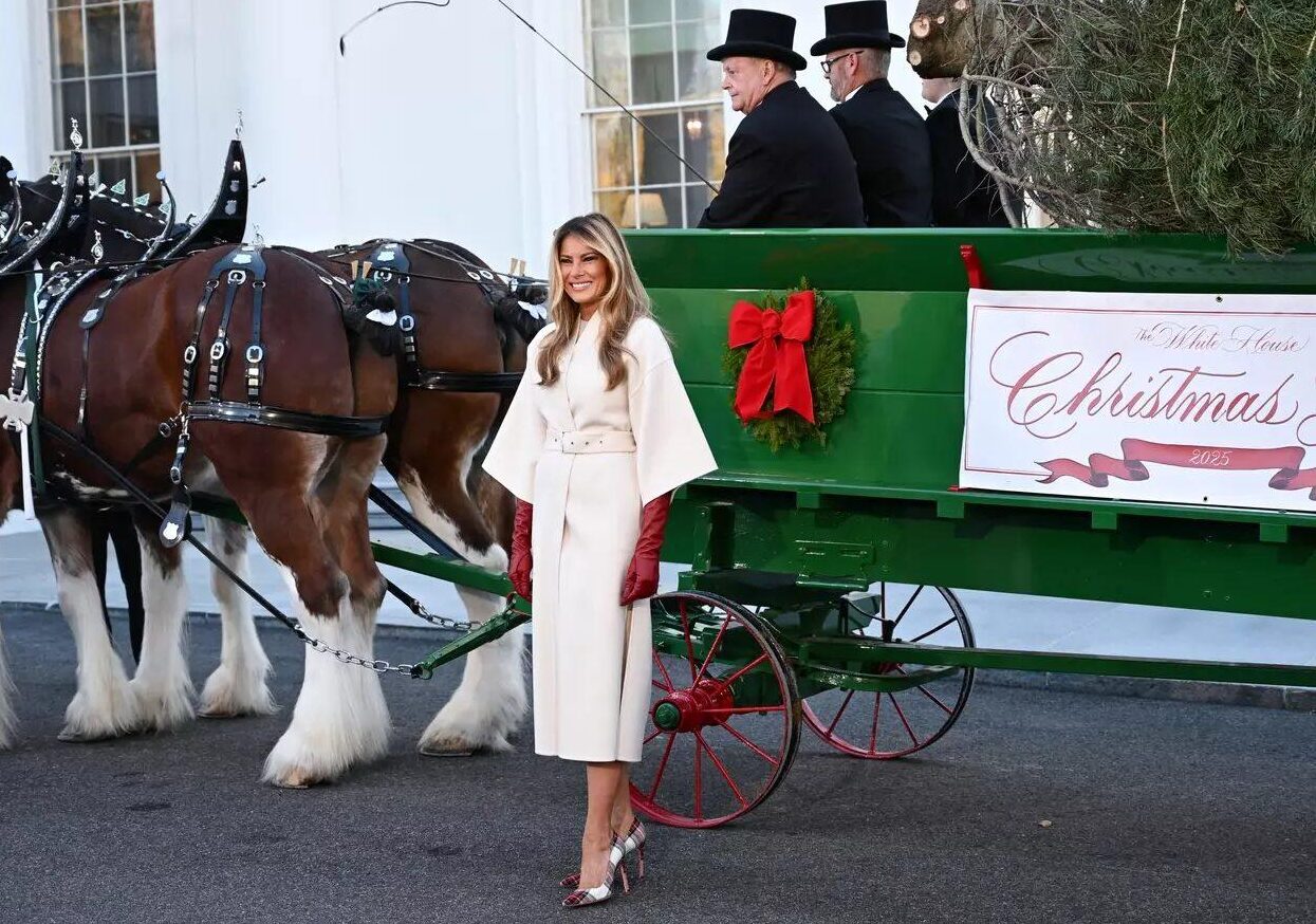 Η Μελάνια Τραμπ μας ξεναγεί στο στολισμένο Λευκό Οίκο