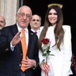 Κίμπερλι Γκιλφόιλ: Θερμή υποδοχή στη Βουλή με ένα κόκκινο τριαντάφυλλο