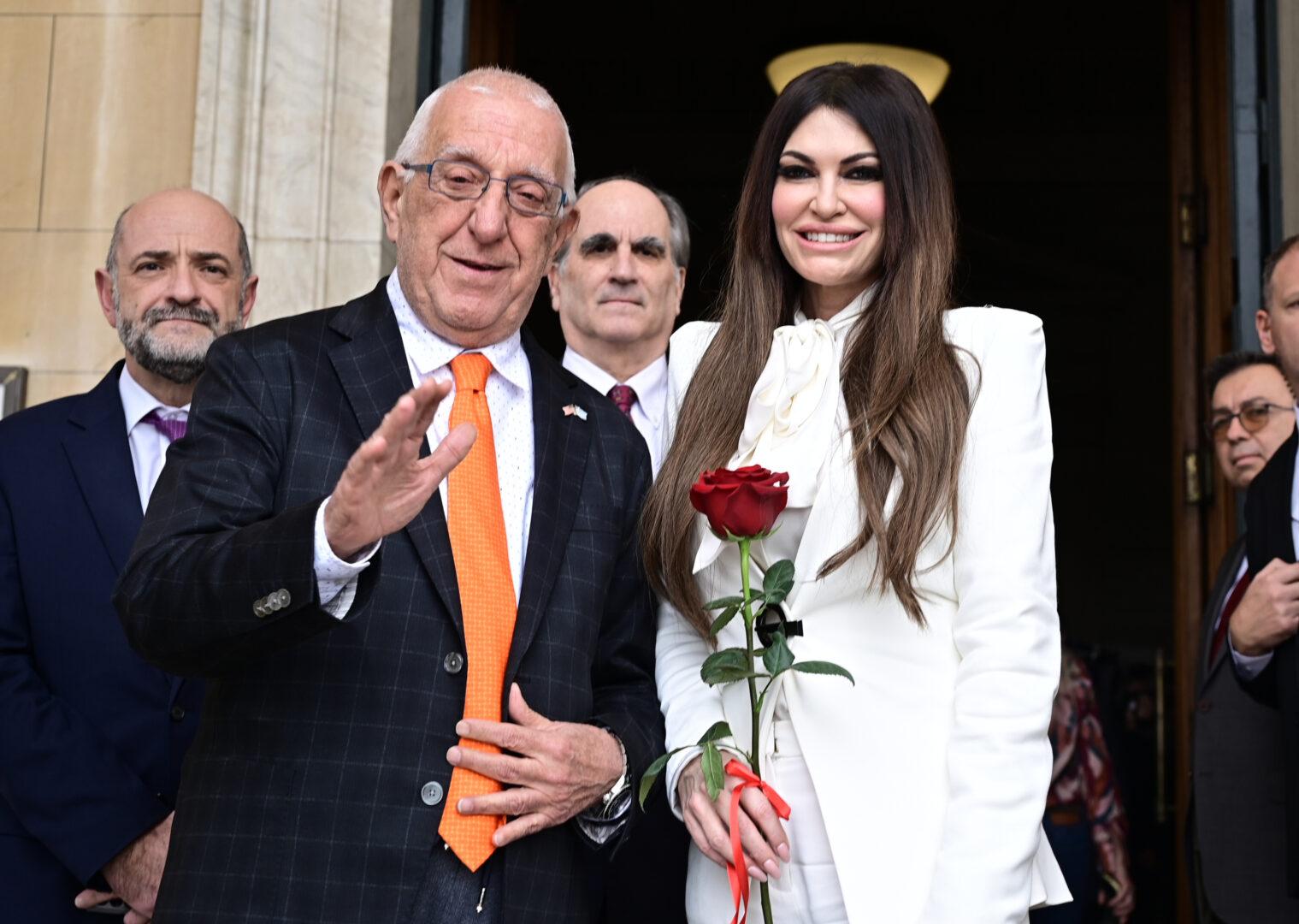 Κίμπερλι Γκιλφόιλ: Θερμή υποδοχή στη Βουλή με ένα κόκκινο τριαντάφυλλο