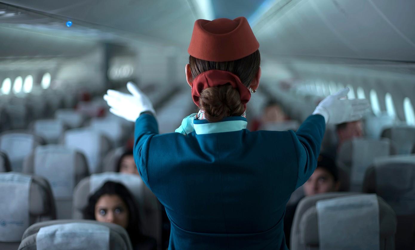 Ο “μυστικός κώδικας” που έχουν οι αεροσυνοδοί όταν θέλουν να φλερτάρουν