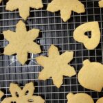 Χριστουγεννιάτικα μπισκότα βουτύρου με τρία μόνο υλικά