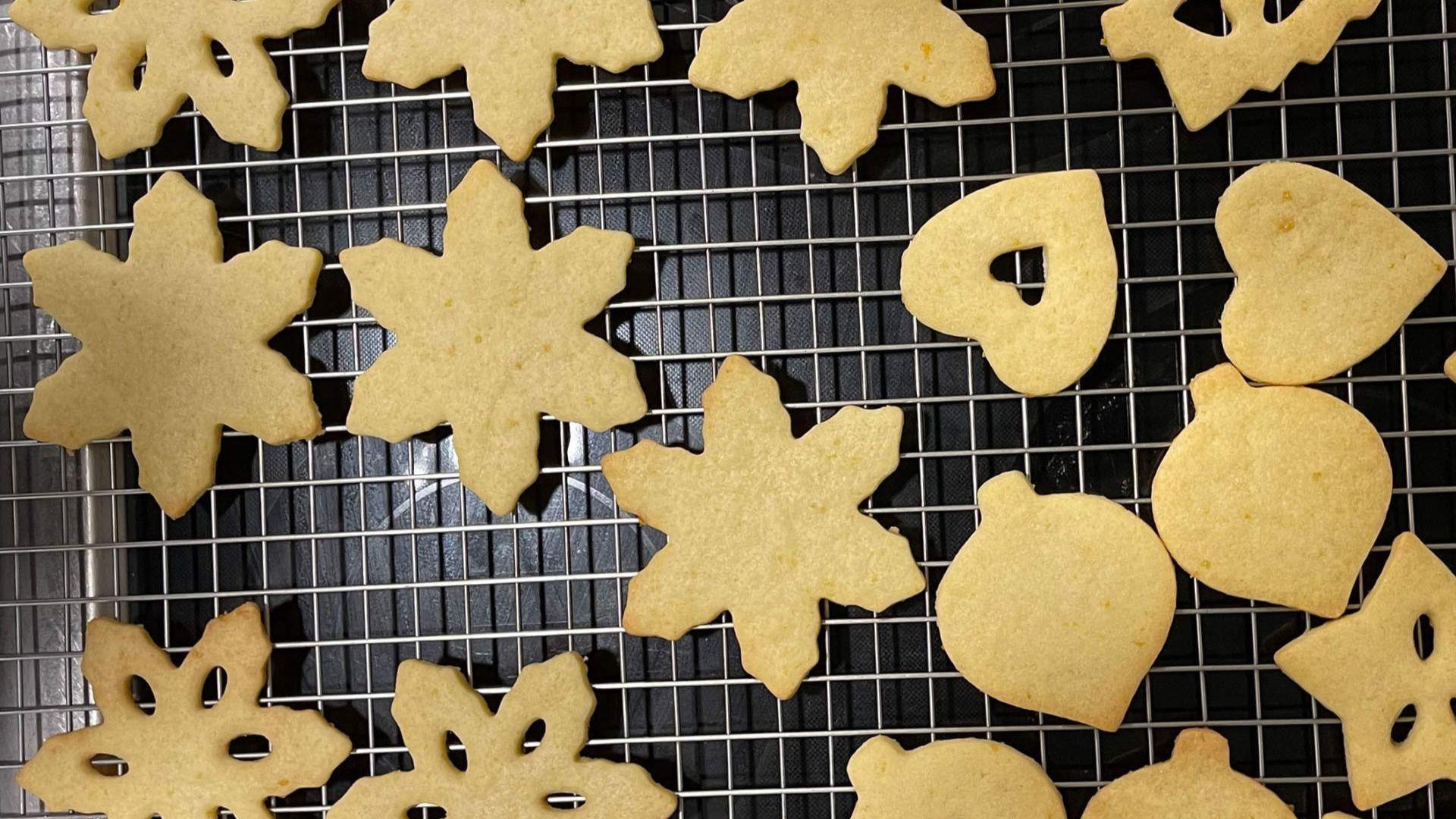 Χριστουγεννιάτικα μπισκότα βουτύρου με τρία μόνο υλικά