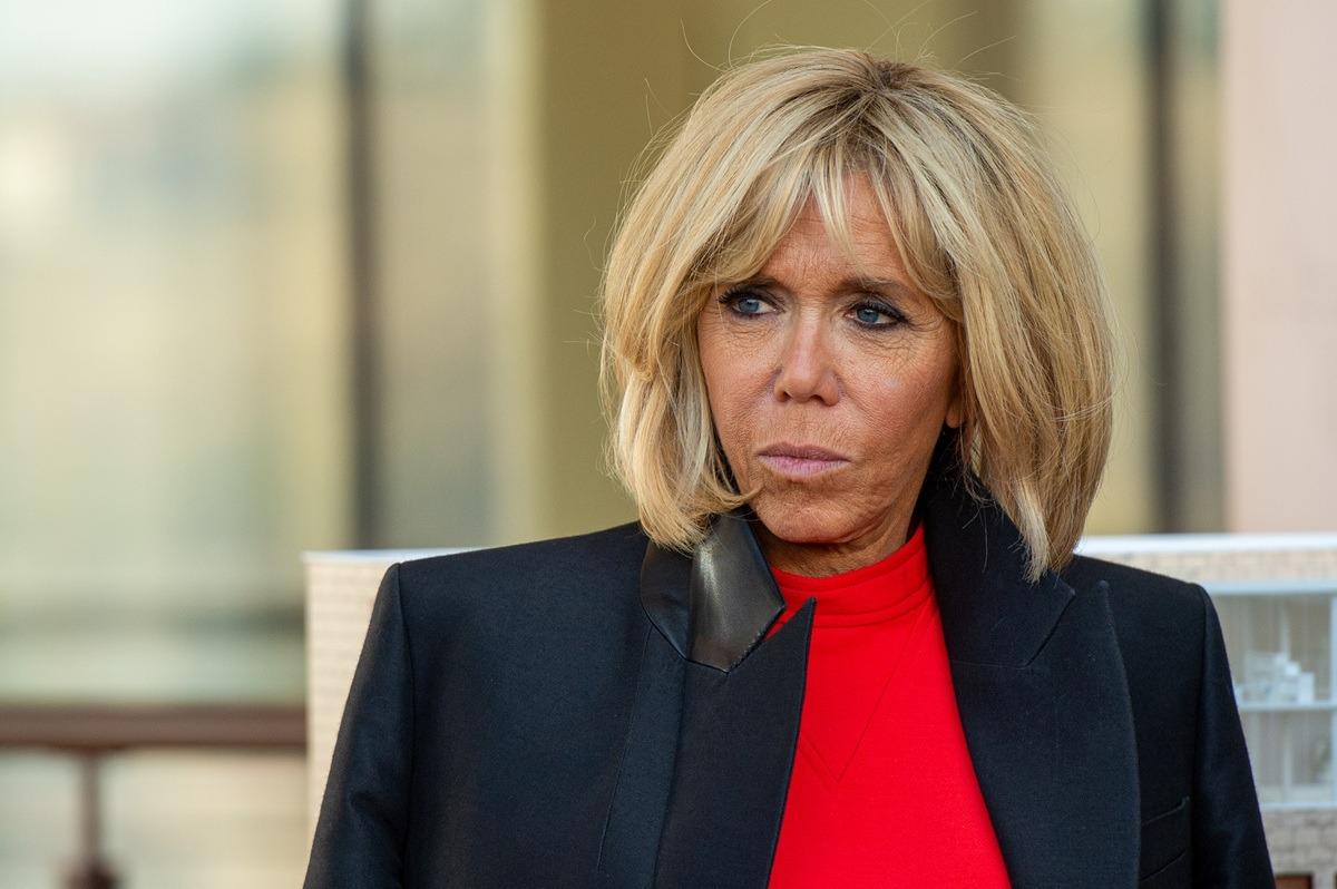 Σάλος στη Γαλλία με τη Μπριζίτ Μακρόν: “Βρωμιάρες σκύλες” σε φεμινίστριες ακτιβίστριες