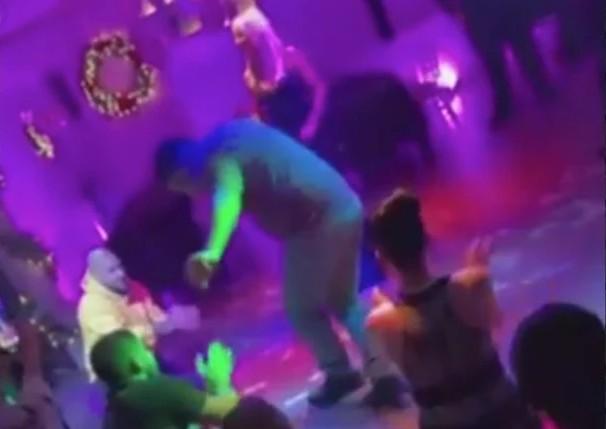 Στον αέρα λουλούδια και δολάρια στα μπουζούκια της Νέας Υόρκης!