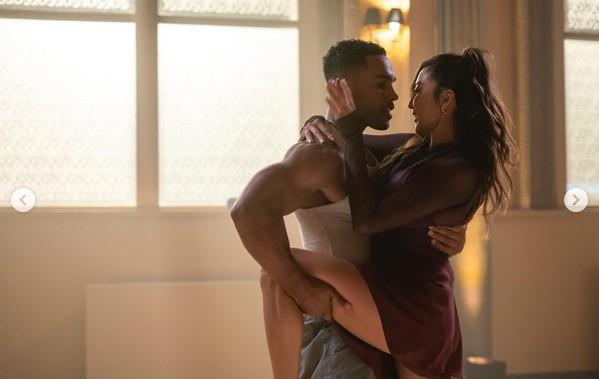 Emily In Paris: Το ειδύλλιο ανάμεσα στον πρώην της Έμιλι με την κολλητή της