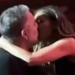 Μπισμπίκης-Βανδή: Το παθιασμένο φιλι στην πρεμιέρα