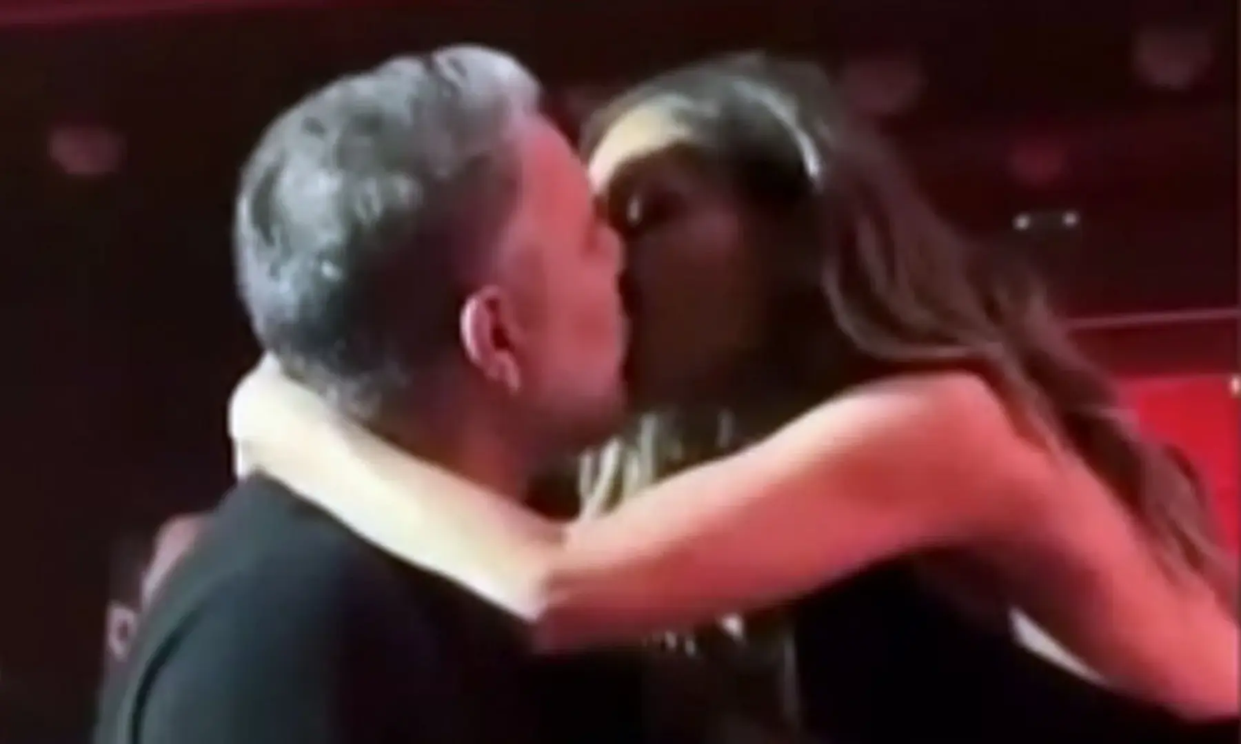 Μπισμπίκης-Βανδή: Το παθιασμένο φιλι στην πρεμιέρα