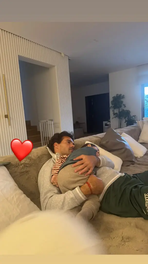 Ελένη Φουρέιρα: Φωτογραφίζει τον Αλμπέρτο Μποτία με τον γιο τους