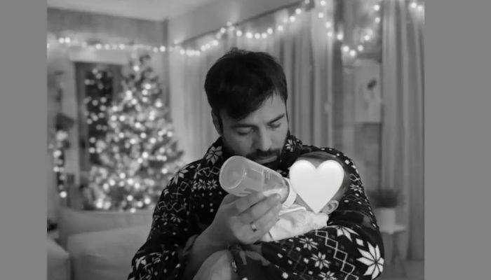 Αντρέας Γεωργίου: Χριστουγεννιάτικο πρωινό με την τεσσάρων μηνών κόρη του