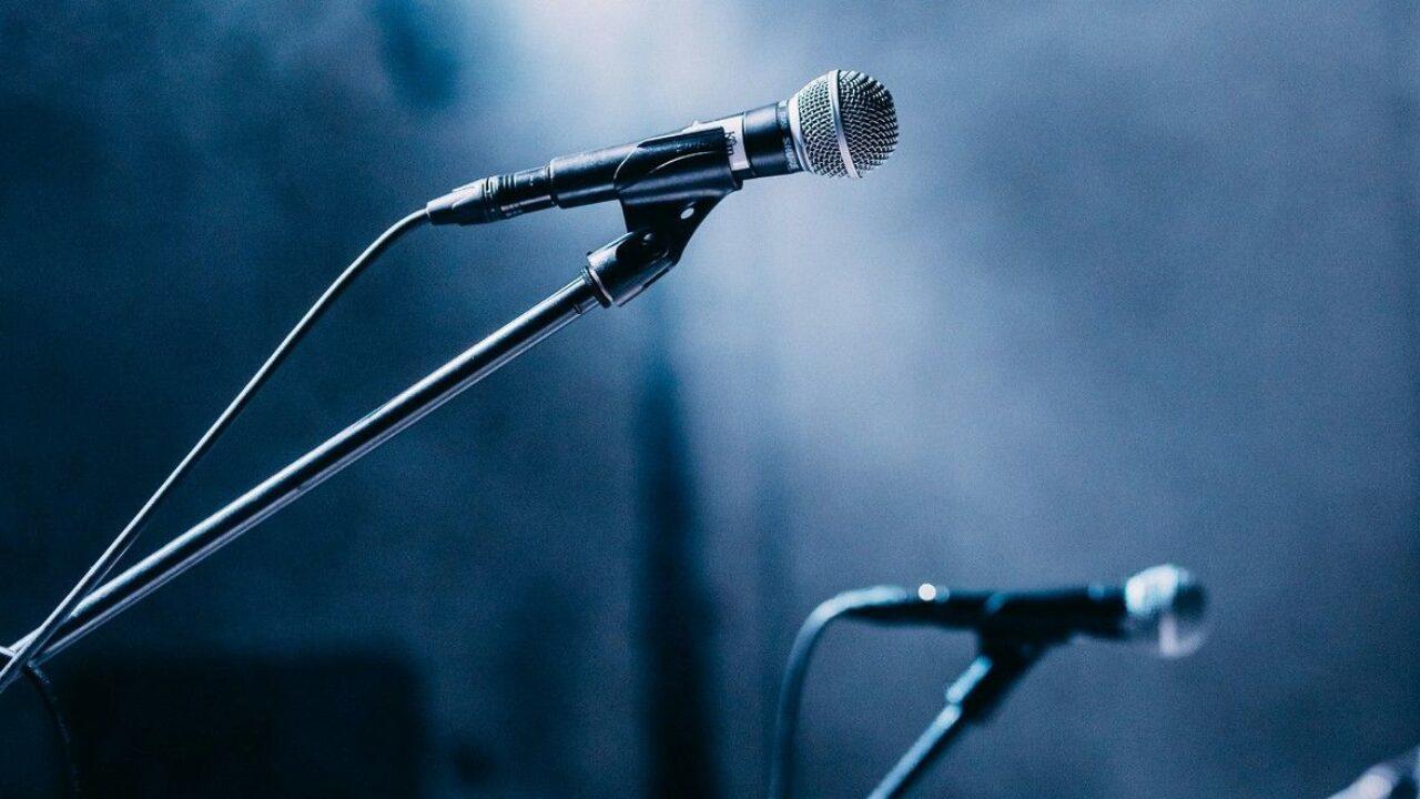 Ασέλγεια στο καμαρίνι καταγγέλλει συνάδελφος του γνωστού τραγουδιστή