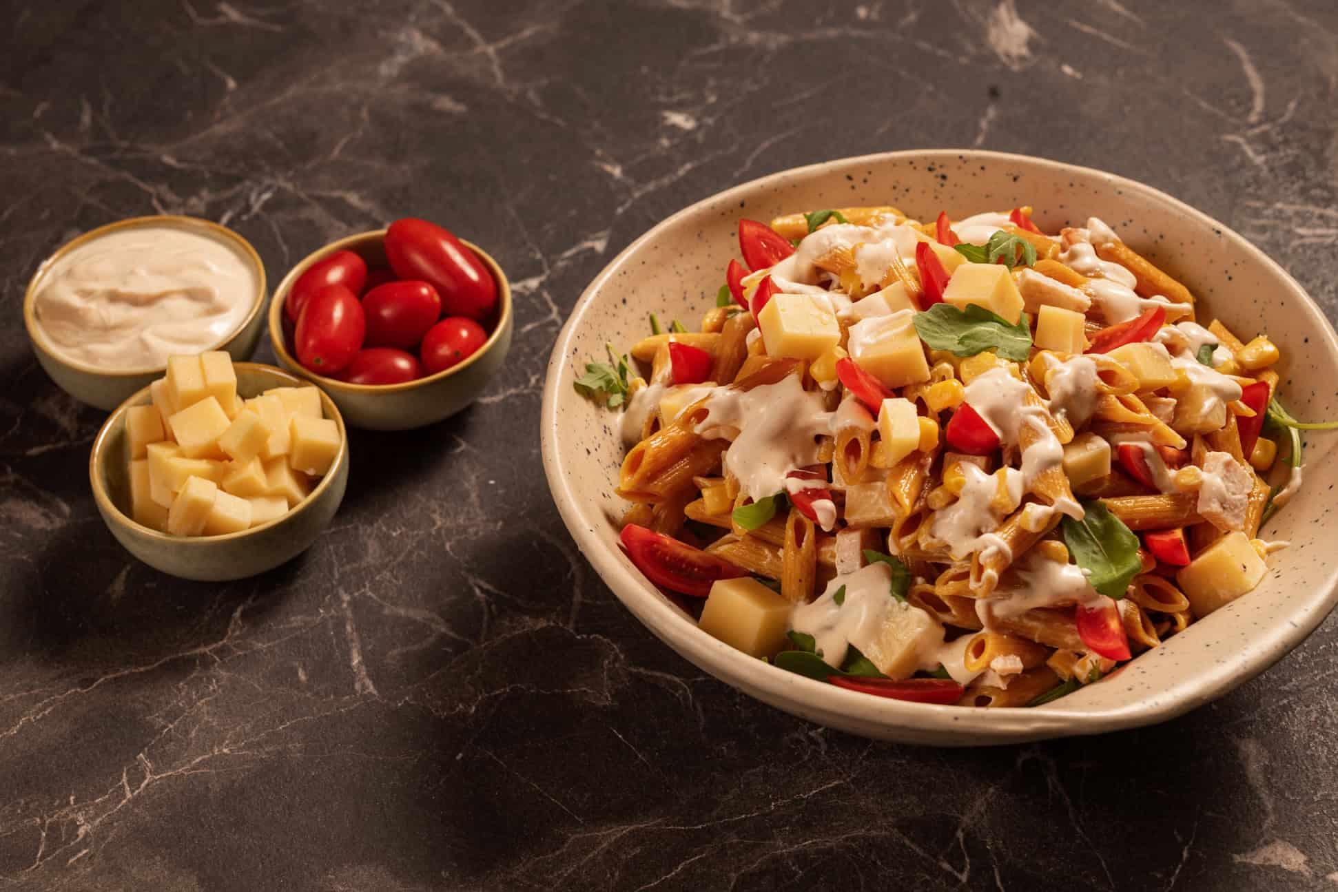 Πώς θα φτιάξεις μακαρονοσαλάτα-πανδαισία με κοτόπουλο