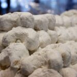 Πώς να φτιάξετε παραδοσιακούς κουραμπιέδες Νέας Καρβάλης