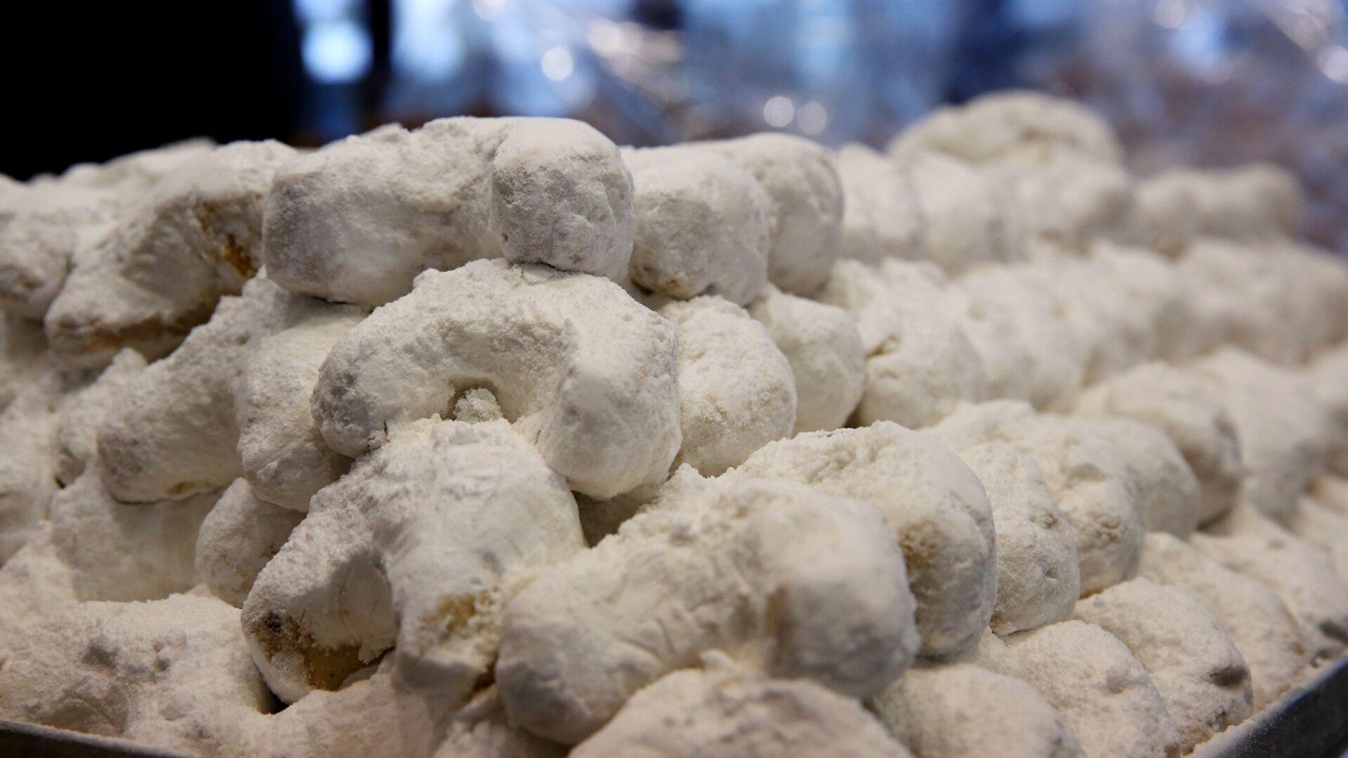 Πώς να φτιάξετε παραδοσιακούς κουραμπιέδες Νέας Καρβάλης