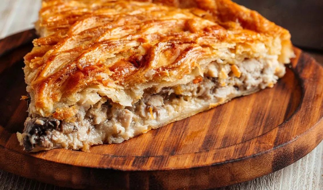 Πώς θα φτιάξετε παραδοσιακή κρεατόπιτα Καστοριάς