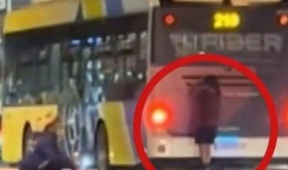 Νέο επικίνδυνο challenge: Νεαρός κρέμεται από λεωφορείο που κινείται!