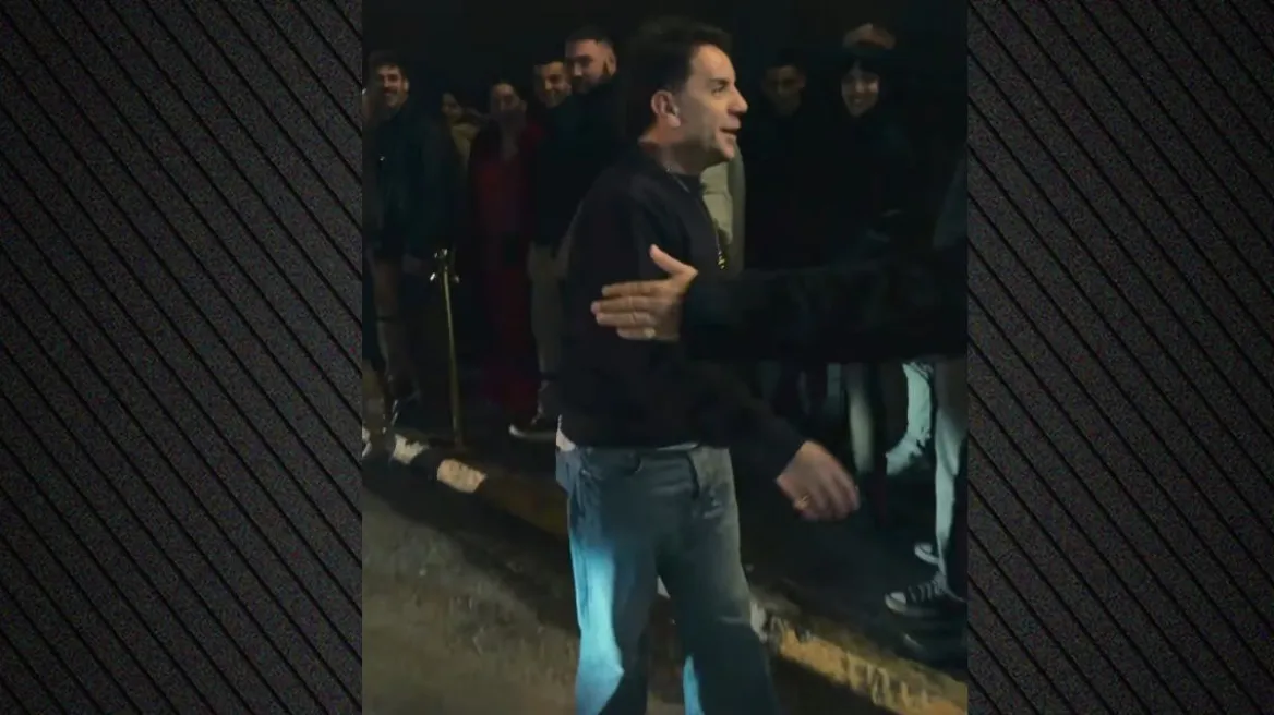 Γιώργος Μαζωνάκης: Βγήκε από το μαγαζί για να χαιρετήσει τον κόσμο