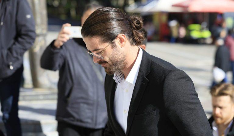 Ξέσπασε ο Άρης Μουγκοπέτρος: “Μου στέρησαν τα παιδιά μου” – “Με αυτό το χέρι θα πάω να δουλέψω οικοδομή να τους πάω τα λεφτά”