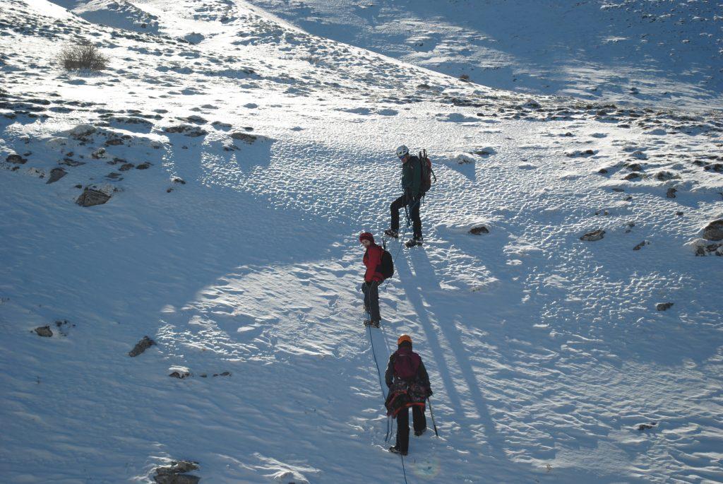 Βρέθηκαν αγκαλιασμένοι οι τέσσερις ορειβάτες που χάθηκαν από χιονοστιβάδα στα Βαρδούσια