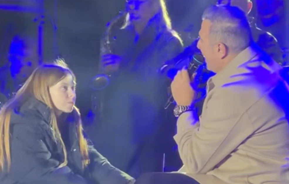 Ο Αντώνης Ρέμος και η κόρη του στη σκηνή