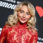 Σαμπρίνα Κάρπεντερ: Στα γόνατα ενώ ένας άντρας της τραβά τα μαλλιά