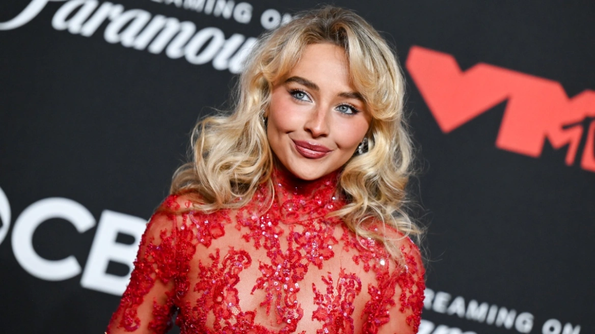 Σαμπρίνα Κάρπεντερ: Στα γόνατα ενώ ένας άντρας της τραβά τα μαλλιά