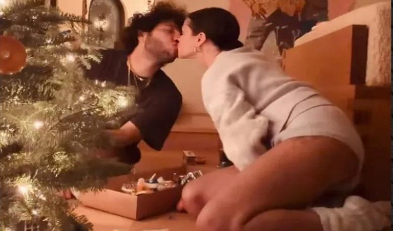 Γκόμεζ – Μπλάνκο: Φιλάκια κάτω από το χριστουγεννιάτικο δέντρο