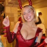 Εντυπωσιακή Σίντνεϊ Σουίνι: Ντύθηκε σέξι δράκος για την Ημέρα των Ευχαριστιών