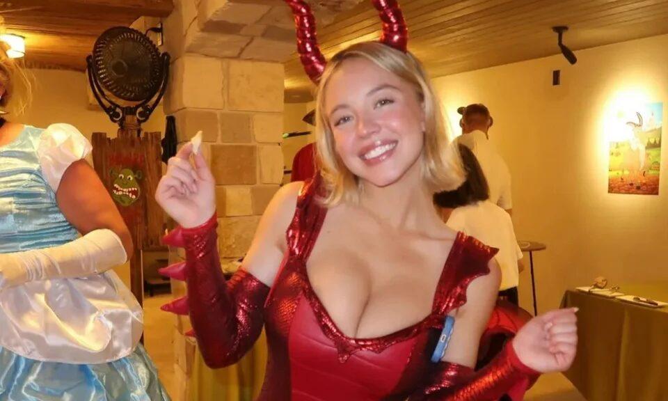 Εντυπωσιακή Σίντνεϊ Σουίνι: Ντύθηκε σέξι δράκος για την Ημέρα των Ευχαριστιών