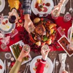 Πώς να διακοσμήσετε το τέλειο εορταστικό τραπέζι σε 6 απλά βήματα