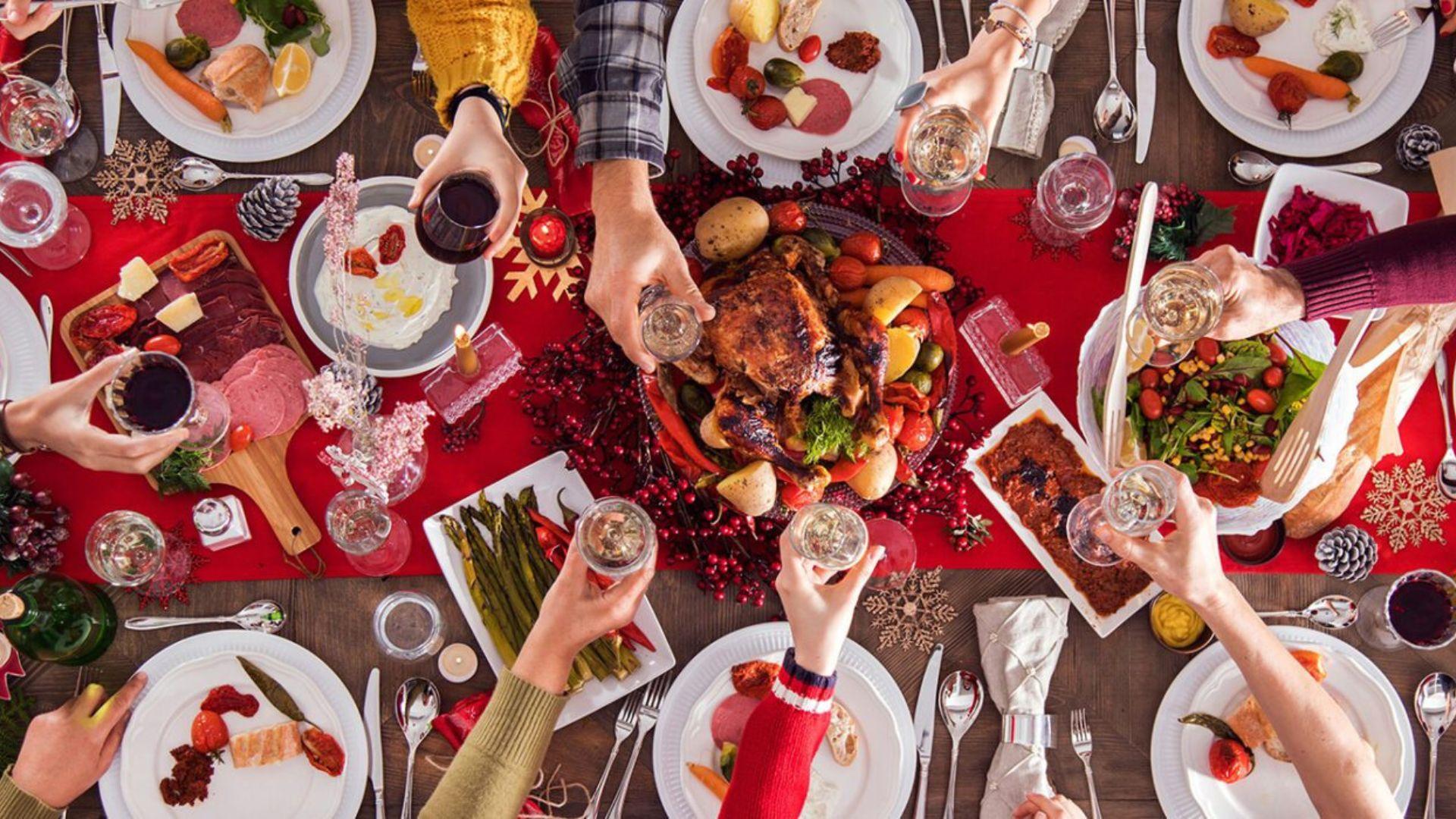 Πώς να διακοσμήσετε το τέλειο εορταστικό τραπέζι σε 6 απλά βήματα