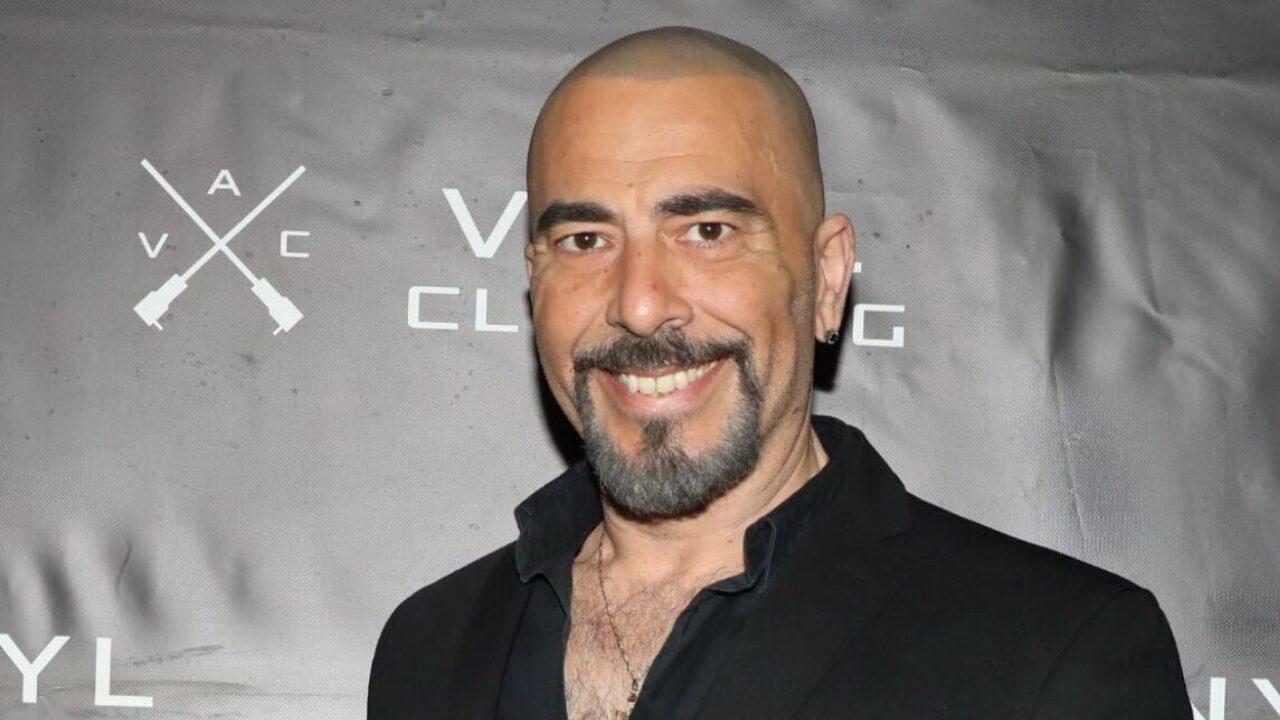 Εκτός εαυτού ο Βαλάντης στην πίστα: Έφτυσε τους μουσικούς του