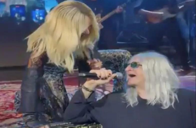 Νίκος Καρβέλας: Το γιόρτασε τραγουδώντας στην Άννα Βίσση