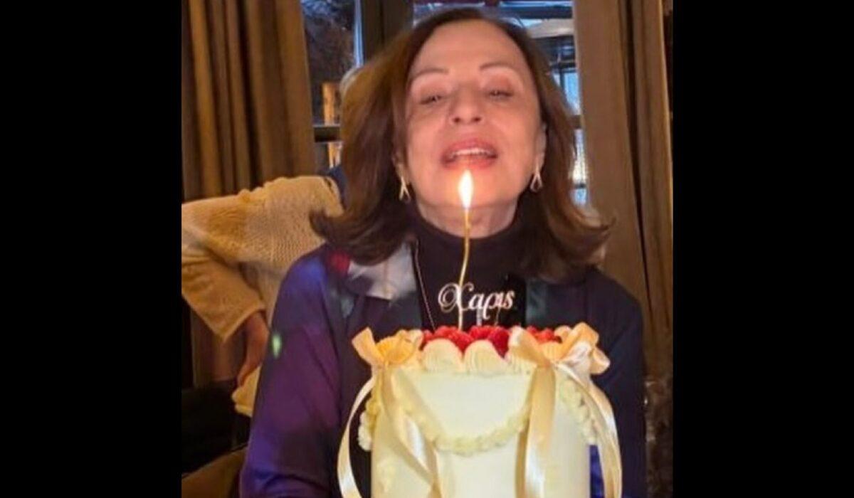 Η Χάρις Αλεξίου έκλεισε τα 75: Η έκπληξη των φίλων της, σε ρετρό λεωφορείο