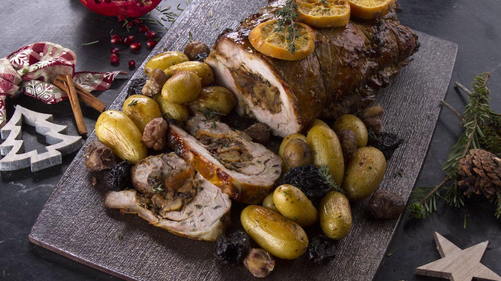 Χοιρινό γεμιστό με δαμάσκηνα και κάστανα